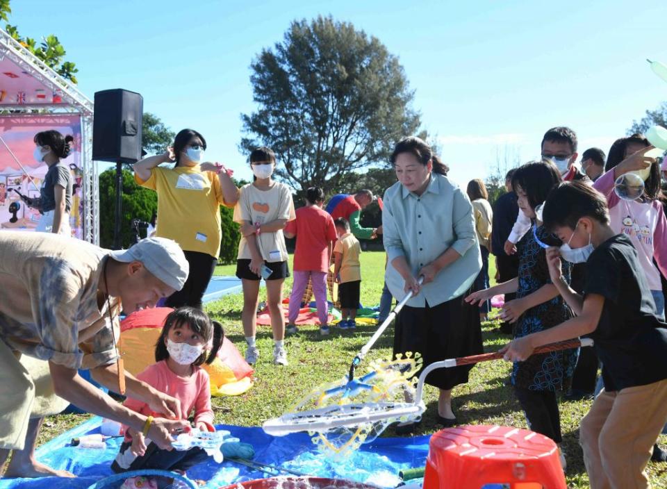 「童享區」讓平時肩負家庭重任的新住民，有喘息的時間。(花蓮縣政府提供)