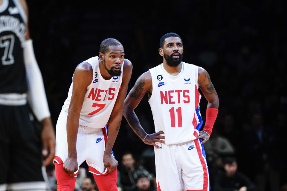 籃網在Kevin Durant and Kyrie Irving聯合攻下52分之下勇奪近期12連勝。 (AP Photo/Frank Franklin II)