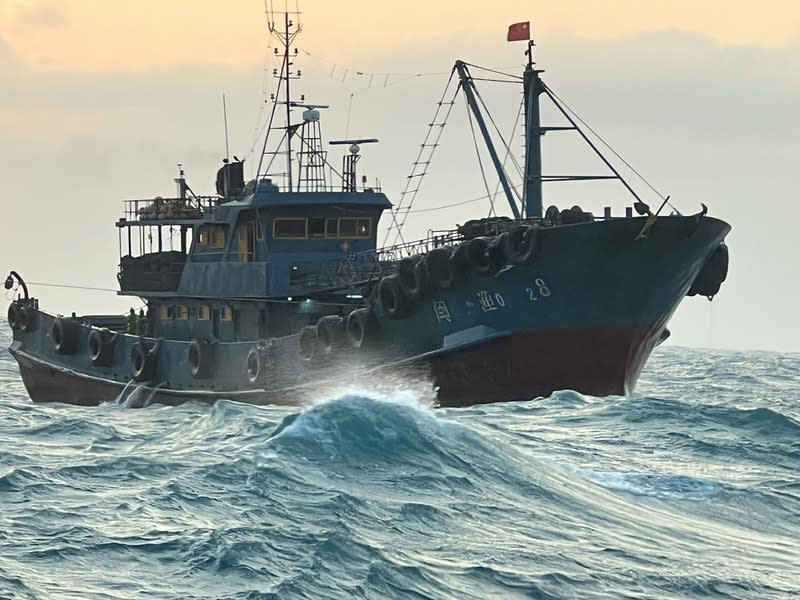 台中海巡隊驅逐越界中國漁船 海巡署艦隊分署台中海巡隊26日接連獲報，苗栗通霄 外33浬海域及彰化鹿港16浬處海域，發現越界中國漁 船，前往廣播驅離。（民眾提供） 中央社記者趙麗妍傳真 113年3月27日 