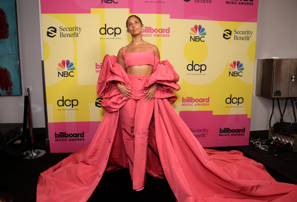 <p>Alicia Keys, que cantó varias de sus canciones tras ser presentada por Michelle Obama, defendió con mucho estilo un conjunto fucsia de Valentino que no era fácil de llevar. (Foto: Todd Williamson / NBCU Photo Bank via Getty Images)</p> 