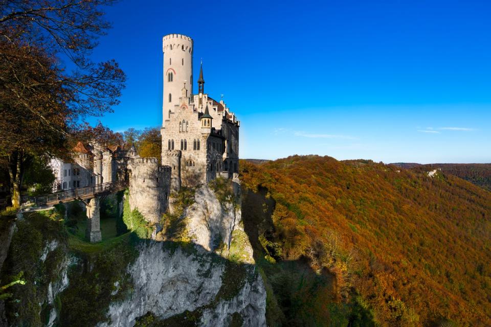 Ebenfalls in der Schwäbischen Alb liegt das sogenannte "Märchenschloss Württembergs". 2009 nutzte man das historische Schloss Lichtenstein deshalb auch als Kulisse für den ARD-Märchenfilm "Dornröschen". Das Schloss von 1840 ist eine würdige Hommage an das Mittelalter als Zeitalter der Ritterburgen und ist nur über eine schmale Brücke in der Felslandschaft zu erreichen. (Bild: iStock / fisfra)