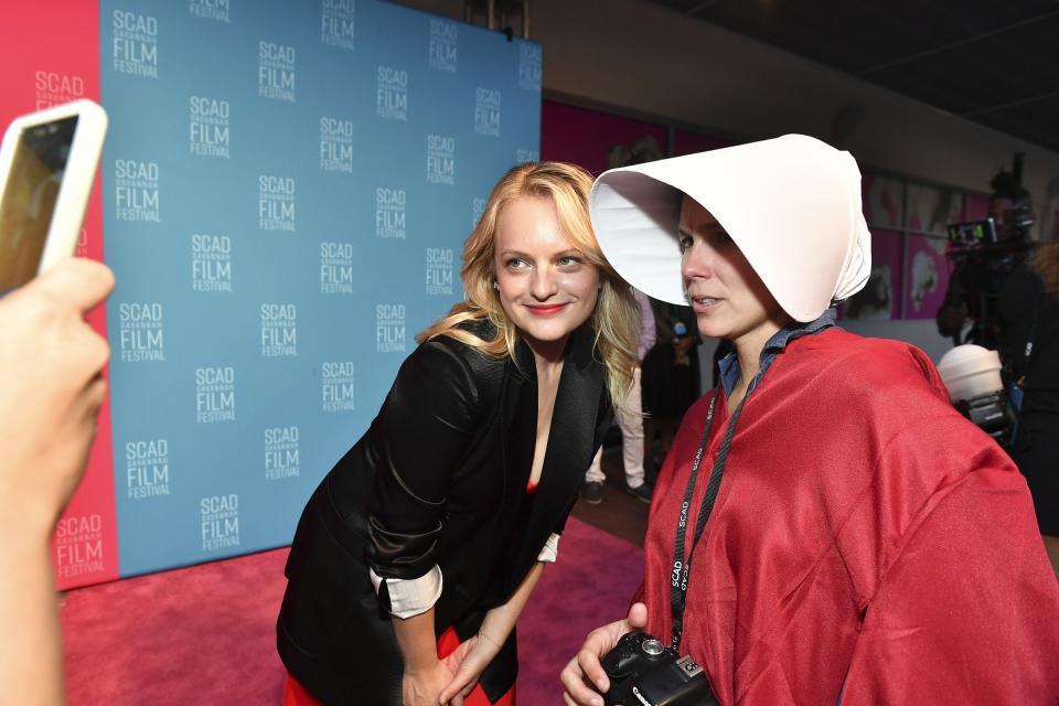 Elisabeth Moss and a Handmaid's Tale fan