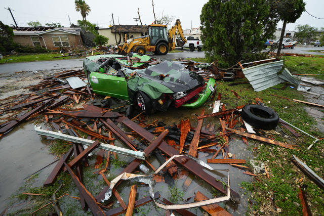 Escombros después de que un tornado azotara el sábado 13 de mayo de 2023, en la comunidad no incorporada de Laguna Heights, Texas. (AP Foto/Julio Cortez)