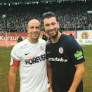 Marten Laciny (rechts; links Fußball-Legende Paule Beinlich) spielte in der Jugend für Hansa Rostock und war U17-Nationalspieler. Heute ist der 32-Jährige den meisten unter dem Künstlernamen "Marteria" bekannt. An der Liebe für den Ostsee-Club hat sich nichts geändert. (Bild-Copyright: Facebook/marteria.official)