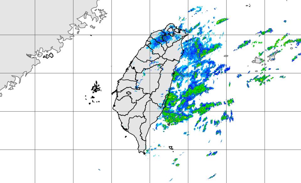 低壓、鋒面遠離，降雨趨緩，東北季風稍增強，基隆北海岸及東半部仍有局部短暫雨，北部地區及中南部山區仍有零星飄雨，其他地區逐漸轉為多雲到晴。（圖：氣象署網站）