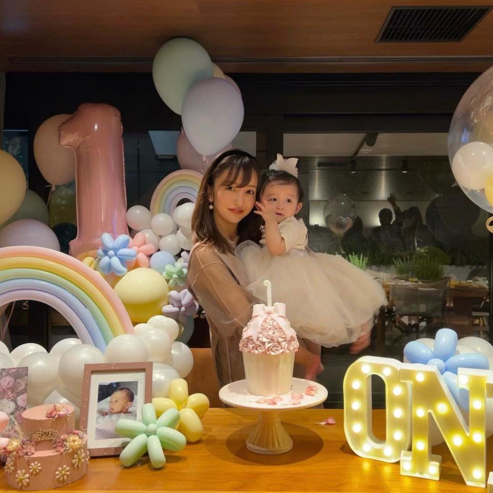 板野友美為寶貝女的1歲生日開Party慶祝。