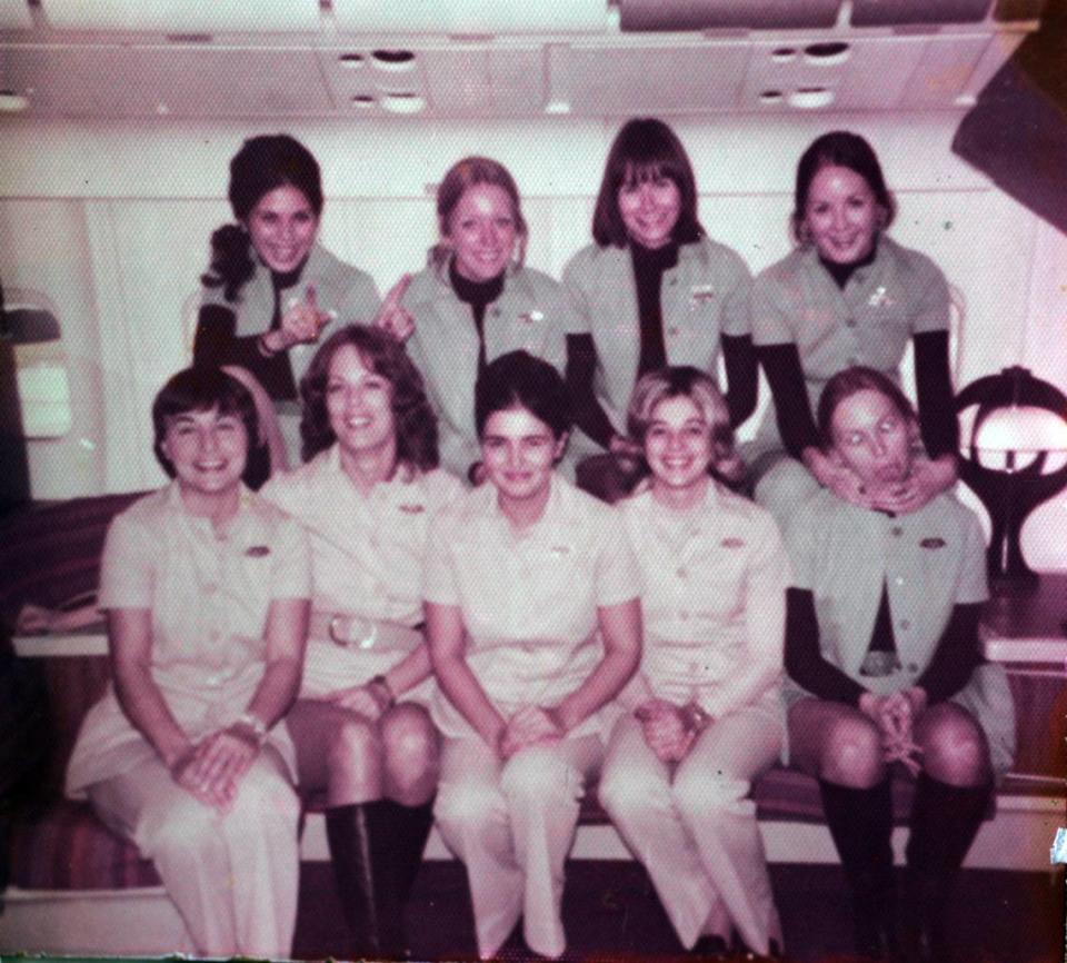 Foto de las asistentes de vuelo del 401 de Eastern Airlines, tomada la mañana antes del accidente. Fila superior, de izquierda a derecha: Mercy Ruiz, Sue Tebbs, Adrianne Hamilton y Trudy Smith. Fila inferior, desde la izquierda: Dottie Warnock, Patricia Ghysells (fallecida), Beverly Raposa, Patty George y Stephanie Stanich (fallecida). El avión se estrelló el 29 de diciembre de 1972 matando a 101 personas. Docenas sobrevivieron.