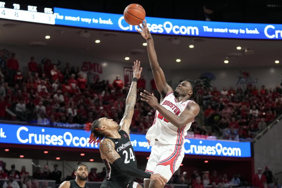 Houston forward Jarace Walker, right, shoots over Cincinnati guard Jeremiah Davenport (24) during the second half of an NCAA college basketball game, Saturday, Jan. 28, 2023, in Houston. (AP Photo/Eric Christian Smith)
