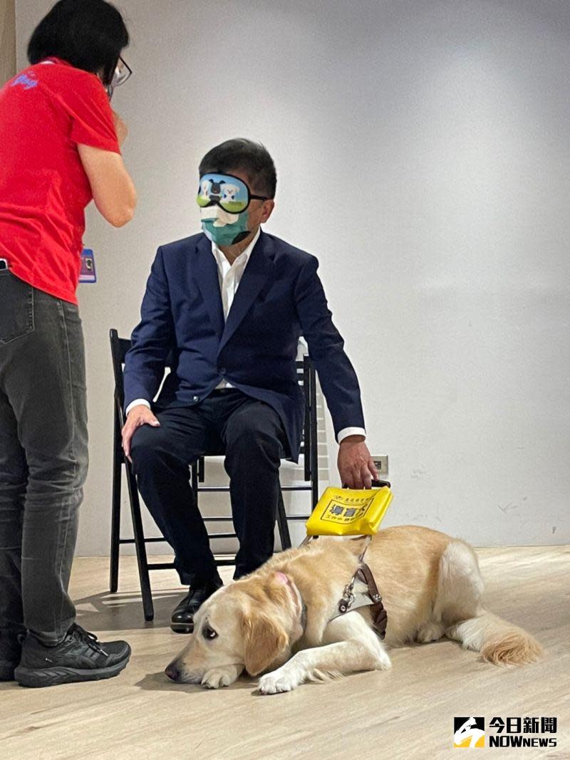 ▲陳時中戴上眼罩，體驗導盲犬引導。（圖／記者黃宣尹攝，2022.10.06）