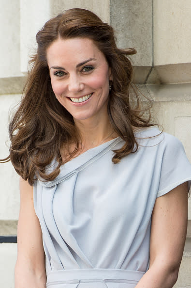 Apenas sujetado. ¿Te casas en el campo o durante el día? Haz como Kate Middleton y sujeta una porción del cabello que está a cada lado de tus orejas. Haz sutiles ondas en el resto de tu melena y luce cómoda y sencilla en el día de tu boda. - Foto: Ian Gavan/Getty Images