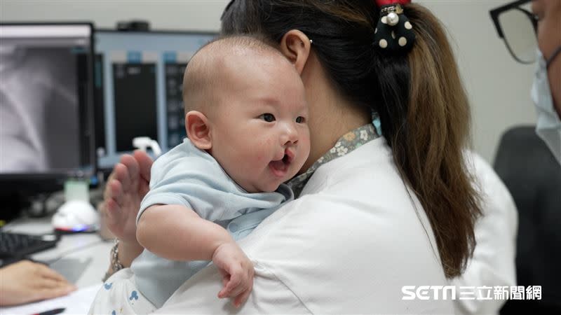 半半手術前的健康狀況檢查與確認。（圖／記者周均庭攝影）