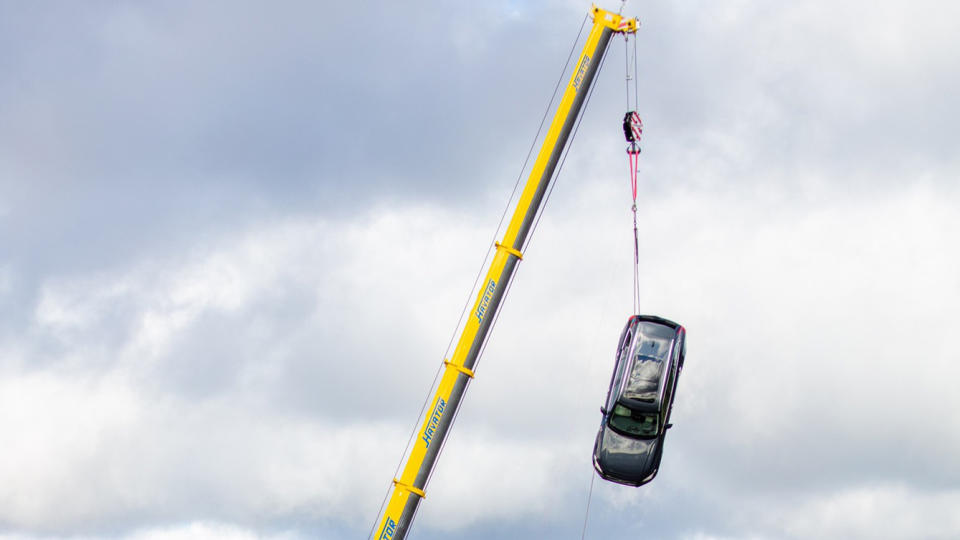 【影】Volvo 新車從十層樓高空墜落會怎樣？