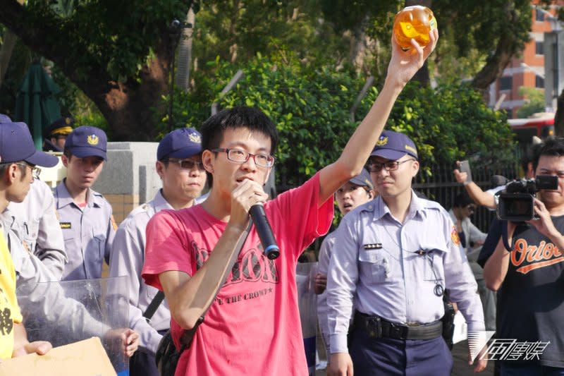 20161028-SMG0045-019-反南鐵東移自救會28日赴政院抗議，徐任遠。（洪與成攝）