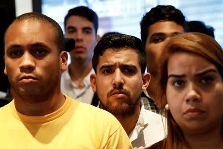 Seguidores de la oposición reaccionan mientras escuchan los resultados de las elecciones para gobernadores celebradas el domingo en Venezuela, en el comando de campaña de la coalición de partidos opositores MUD en Caracas, Venezuela. 15 de octubre de 2017. REUTERS/Carlos Garcia Rawlins