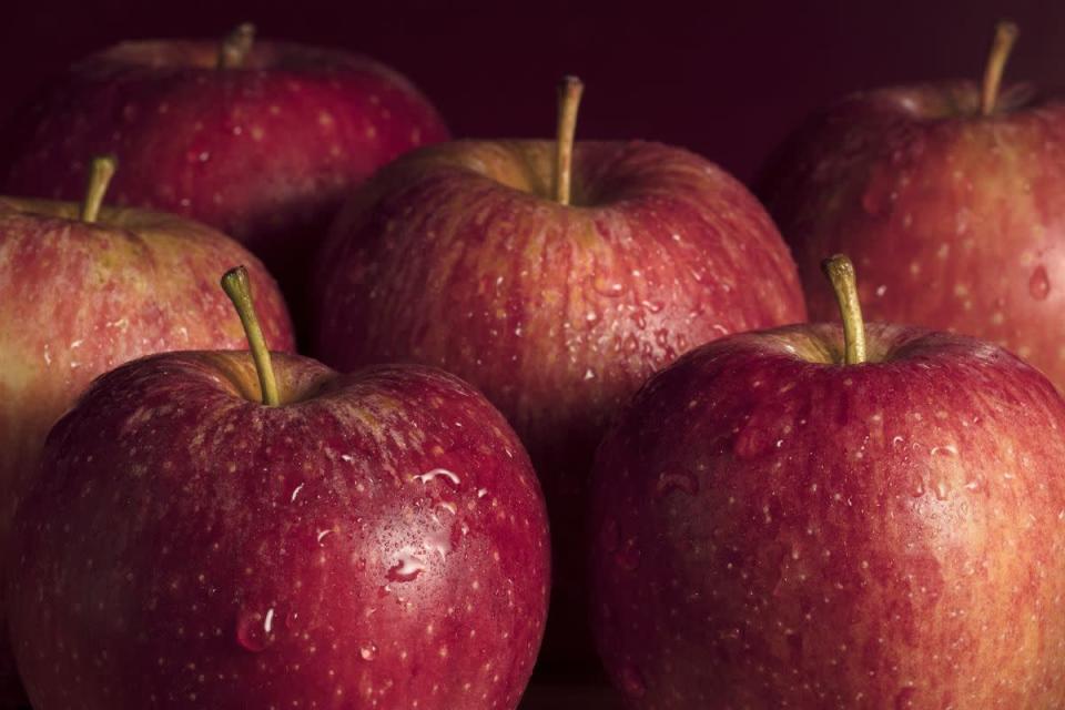 <p>Una de las reinas de las frutas que sólo tienen <strong>48 calorías por pieza</strong>, además de ser diurética y contener una buena cantidad de antioxidantes. Para consumirla, puedes hacerla asada, en ensalada, con un toque de canela... sólo tienes que probar. Además, las manzanas <a href="https://www.menshealth.com/es/nutricion-dietetica/a35486741/manzana-estimula-creacion-neuronas-cerebro/" rel="nofollow noopener" target="_blank" data-ylk="slk:estimulan la creación de neuronas." class="link ">estimulan la creación de neuronas.</a><br></p>