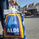 <p>Den Erfolg verdankt Aldi Süd unter anderem seinen preiswerten Eigenmarken wie “Alpenmark” und “Knusperone”. Beim Test von “Vergleich.org” landeten sie trotzdem nur auf dem sechsten von acht Plätzen. (Bild: Thomas Lohnes/ddp images) </p>