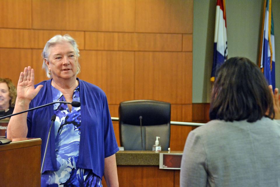 Betsy Peters takes the oath of office Thursday from city clerk Sheela Amin on a fourth term as the Ward 6 Columbia City Council member.