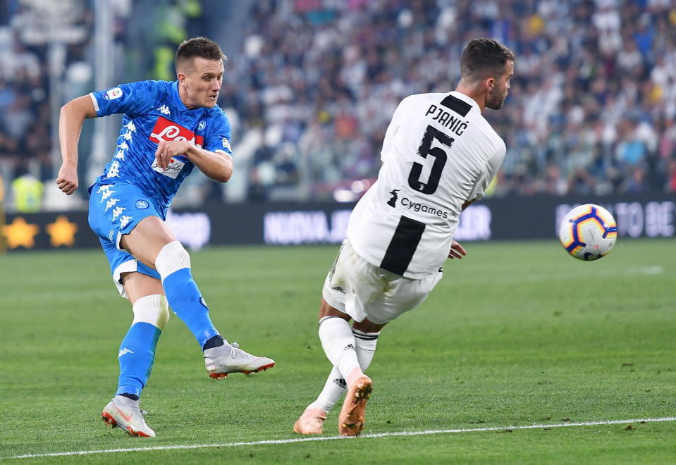 Turin (Italy), 29/09/2018.- Juventus' Miralem Pjanic (R) and Napoli's Piotr Zielinski in action during the Italian Serie A soccer match between Juventus FC and SSC Napoli at Allianz Stadium in Turin, Italy, 29 September 2018. (Italia) EFE/EPA/ALESSANDRO DI MARCO