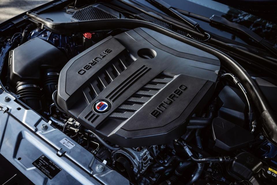 其所更換的引擎系統，是BMW原廠代號S58B30的3.0升直六引擎，這具引擎也是M2/M3/M4等車系的強大驅動力來源，經過Aplina精心調教後，最大馬力一舉來到了495hp /5000～7000rpm、最大扭力74.3kgm/2500～4500rpm。