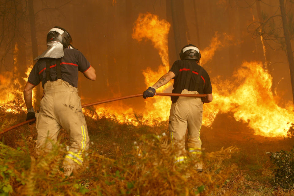 <span class><span class>Los bomberos intentan extinguir un incendio forestal en la zona de Zamanes, en Vigo, Galicia, noroeste de España, el 15 de octubre de 2017. (Foto: Salvador Sas / EPA-EFE / REX / Shutterstock)</span></span>