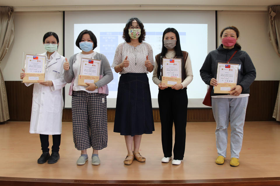 花蓮慈院在「花蓮縣戒菸服務合約醫事機構分組競賽」裡，從全縣51家合約醫事機構中脫穎而出，榮獲110年度「無菸醫院組第一名」、「年度服務獎第一名」及「年度服務獎優選」，並由戒菸衛教師李家瑄(左一)代表領獎。