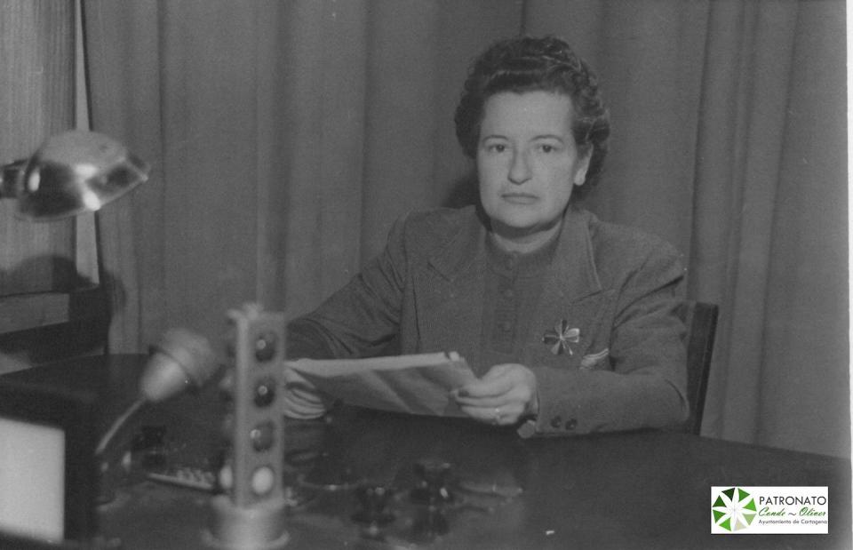 Carmen Conde en los estudios de Radio Nacional de España, disertando sobre la inauguración del VII Curso para extranjeros. Madrid, 15 abril 1948 (Gómez Matesanz, fotógrafo oficial de RNE). Fotografía del Patronato Carmen Conde-Antonio Oliver., Author provided