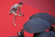 <p>Ob die Fotografen etwas sehen, was sie nicht sehen sollen? Kristen Stewart war es egal. Auf den Roten Teppich in Cannes entledigte sich der "Twilight"-Star ihrer offenbar unbequemen Stilettos und zeigte dabei mehr, als sie wahrscheinlich wollte. Anschließend trug sie ihre Schuhe über den roten Teppich und ging barfuß. (Bild: Andreas Rentz/Getty Images)</p> 