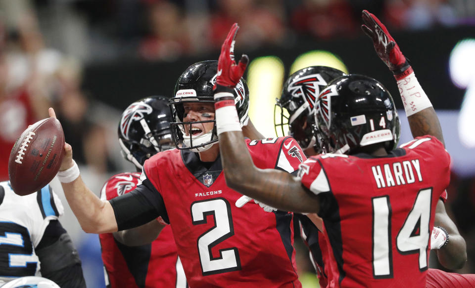 Matt Ryan, quarterback de los Falcons de Atlanta, festeja su touchdown ante los Panthers de Carolina, el domingo 16 de septiembre de 2018 (AP Foto/John Bazemore)