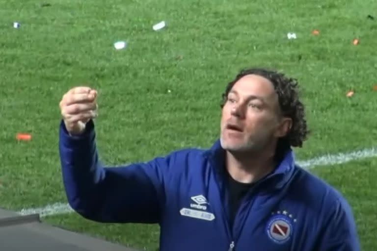 Gabriel Milito charla con el hincha de Argentinos Juniors, que le reclamaba que hiciera un cambio