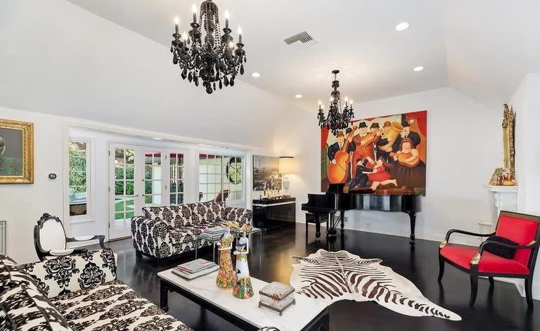 Destacada por su decoración, el living de la nueva casa de Sandra Bullock en Beverly Hills.