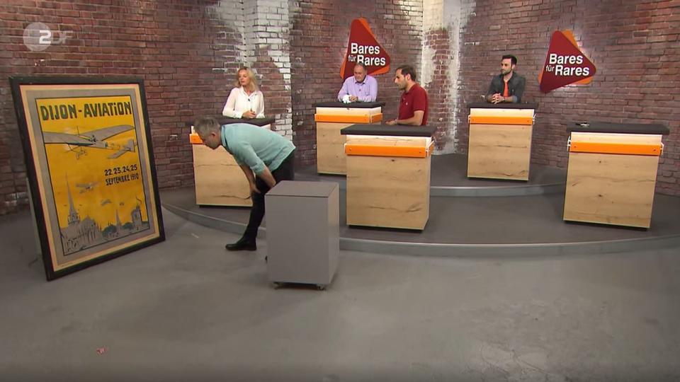 "Sehr cool", fand Jan Cizek (vorne) und gab 2.150 Euro für das monströse Kunstwerk aus. (Bild: ZDF)