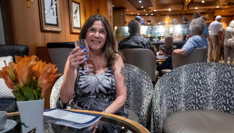 Jocelyne Esterer, de Alberta, Canadá, disfrutando de una copa en Neptune Lounge a bordo de Zuiderdam de Holland America antes de que zarpe de Port Everglades el 10 de octubre de 2023, en la primera etapa de un crucero de tres partes de 215 días por el mundo. Jocelyne y su esposo Brent Esterer harán el viaje.