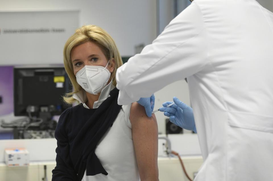 <span>Un médico vacuna a un miembro del personal del hospital con una inyección de la vacuna Moderna covid-19 en el centro de vacunación del hospital universitario de Essen, Alemania occidental, el 18 de enero de 2021</span><div><span>Ina FASSBENDER</span><span>AFP</span></div>