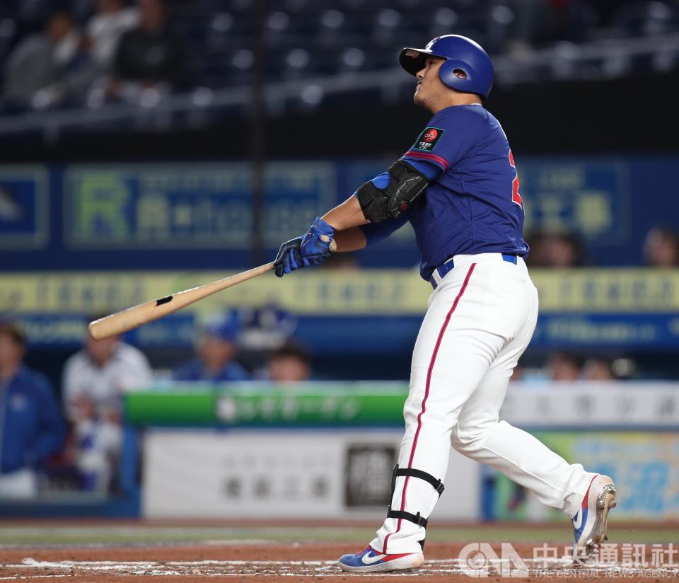 2019世界12強棒球賽複賽，中華隊12日晚間在日本千葉ZOZO球場對戰韓國隊，7局上中華隊陳俊秀敲出全壘打，帶有3分打點。(中央社)
