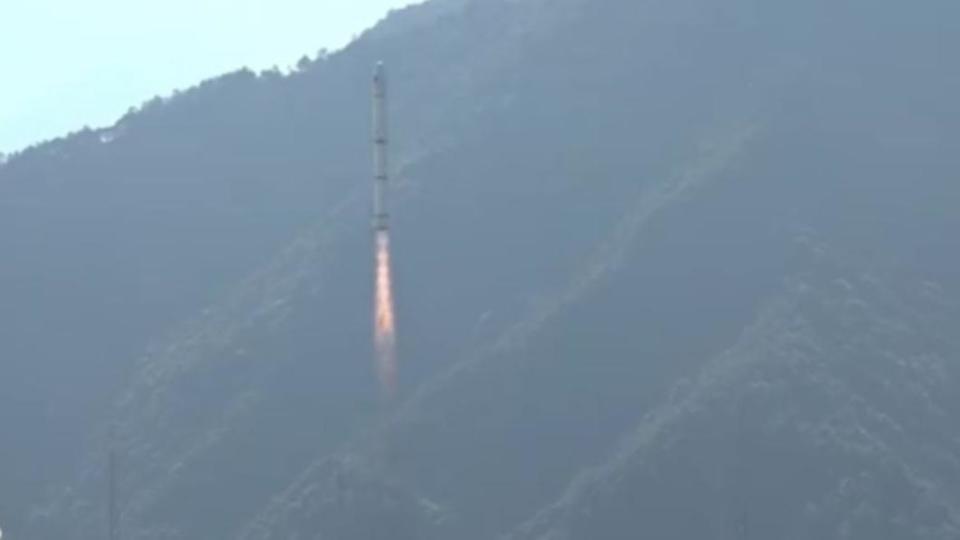 大陸在今日下午發射衛星，並飛越台灣南部，引發各界高度關注。（圖／翻攝自央視微博）