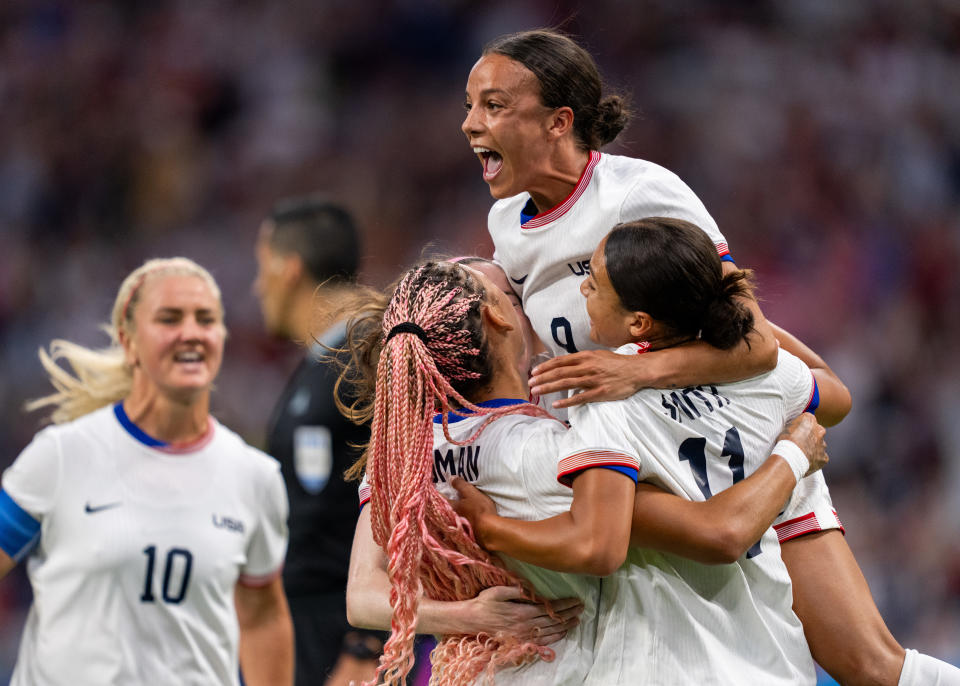 MARSEILLE, PRANCIS - 28 JULI: Trinity Rodman #5, Mallory Swanson #9 dan Sophia Smith #11 dari Amerika Serikat merayakan gol selama pertandingan Grup B Wanita antara Jerman dan USWNT selama Olimpiade Paris 2024 di Stade de Marseille pada 28 Juli 2024 di Marseille, Prancis. (Foto oleh Brad Smith/ISI/Getty Images).