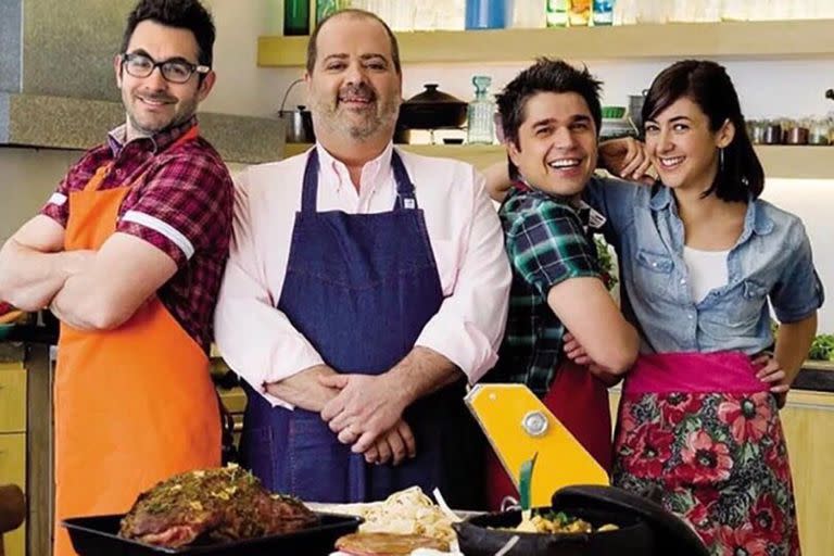 Juan Braceli, Juan Ferrara y Ximena Saenz junto a Calabrese