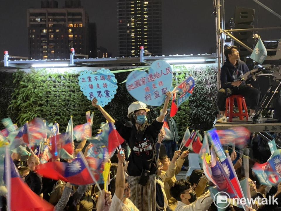 民眾黨總統候選人柯文哲今（7）晚於鼓山區神農路封路舉辦Team KP召集令大型造勢活動。   圖：周煊惠/攝