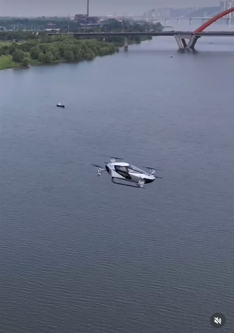 飛行汽車飛越河川。（圖／翻攝自IG）