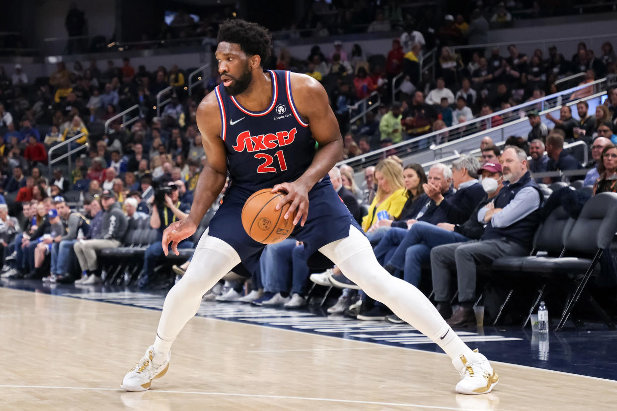 INDIANAPOLIS, INDIANA: Joel Embiid #21 de los Philadelphia 76ers bota el balón en el tercer cuarto del juego ante los Indiana Pacers en el Gainbridge Fieldhouse el 5 de abril de 2022 en Indianapolis, Indiana (Foto de Dylan Buell/Getty Images)