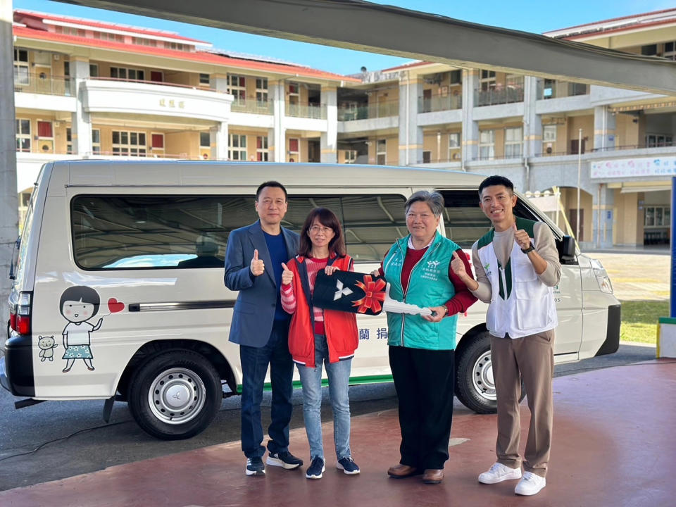 李沃耀董事長與陳素蘭董事長夫人致贈服務專車，由主委楊淑玲、主任施政延代為受贈。