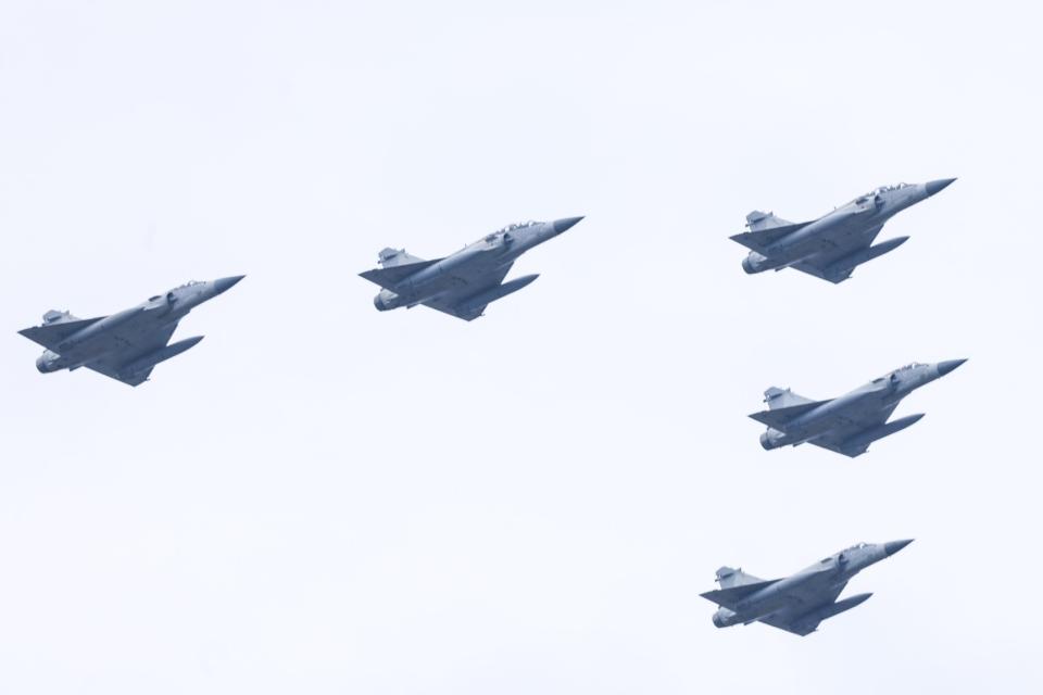 總統就職慶祝大會上，幻象2000戰鬥機空中分列式向元首致敬。陳品佑、廖瑞祥攝