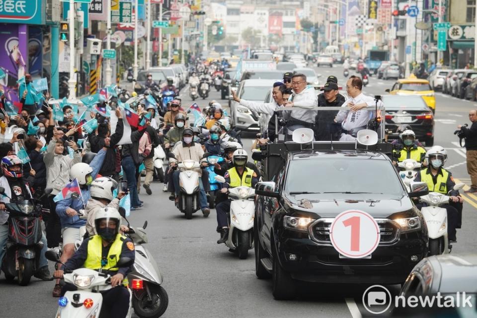 民眾黨總統候選人柯文哲今（7）早在高雄市區掃街拜票，支持者在路旁向柯文哲加油打氣。   圖：張良一 / 攝