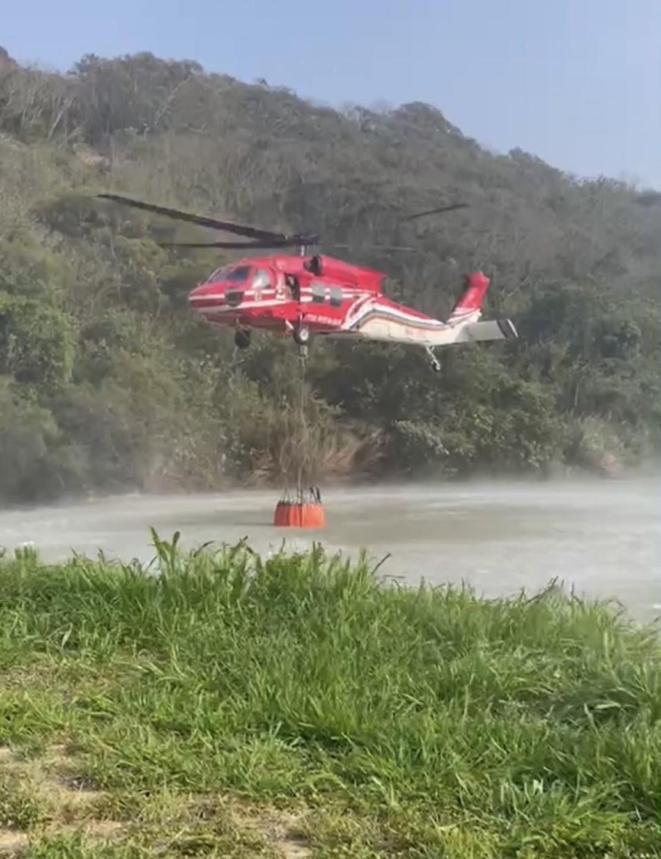 苗轎車撞電桿引發山林火災，動用直升機空中協助滅火。（圖：消防局提供）