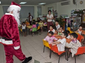 Santa meets kids in Singapore