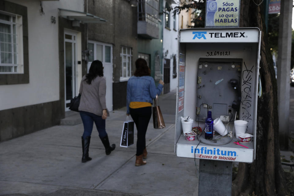 Una caseta telefónica destruida en la colonia Roma Sur de la Ciudad de México el miércoles 19 de diciembre de 2018. Las noticias sobre las 10 nominaciones de “Roma” de Alfonso Cuarón a los Premios de la Academia hicieron que los residentes del barrio de la infancia del director recordaran con alegría sus propias memorias y anticiparan que mostrarán la película a sus hijos algún día. (Foto AP/Rebecca Blackwell)