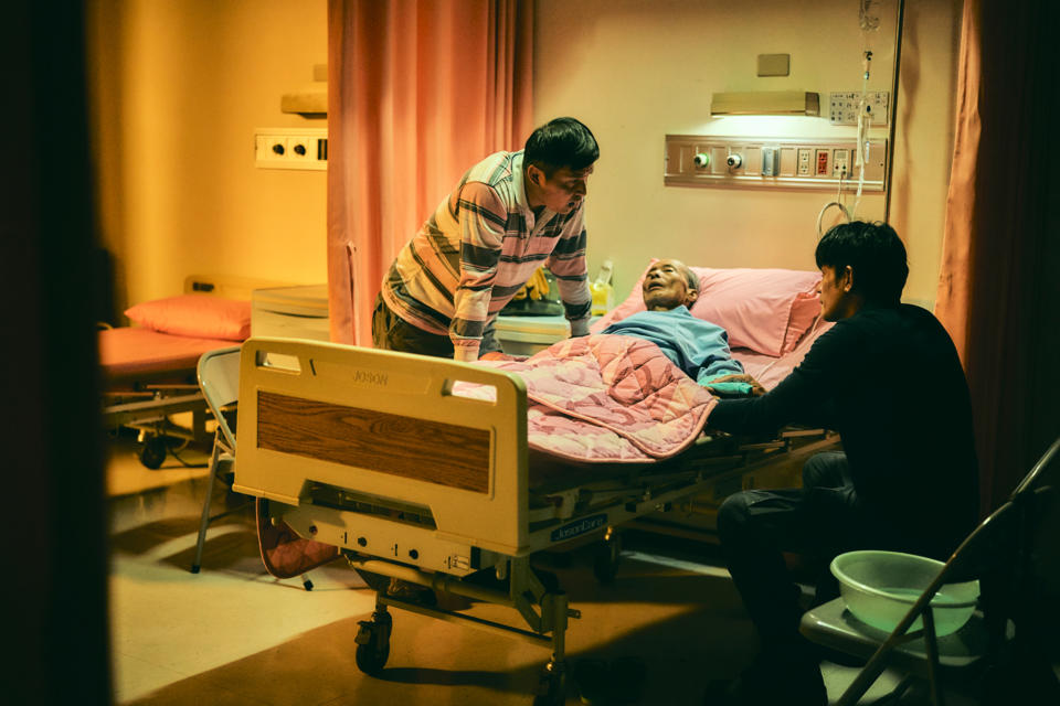 《做工的人》阿祈李銘順（左）與阿欽柯叔元（右）兩兄弟在醫院照料生病的爸爸（圖／大慕影藝提供）