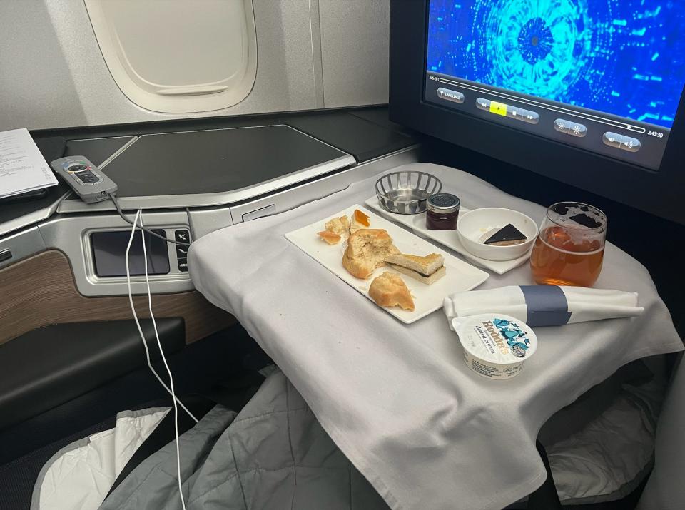 Thr afternoon tea is served on the tray table.