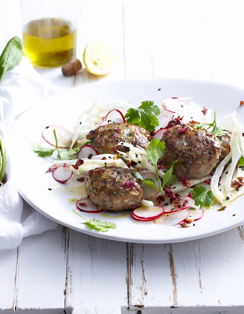 <p>On mixe ses restes de poulet avec un jaune d’œuf et de la coriandre hachée. On assaisonne et on forme des boulettes. On les farine légèrement et on les fait poêler jusqu’à ce qu’elles soient dorées. A déguster à l’apéritif ou en plat avec une salade de saison.</p><br>