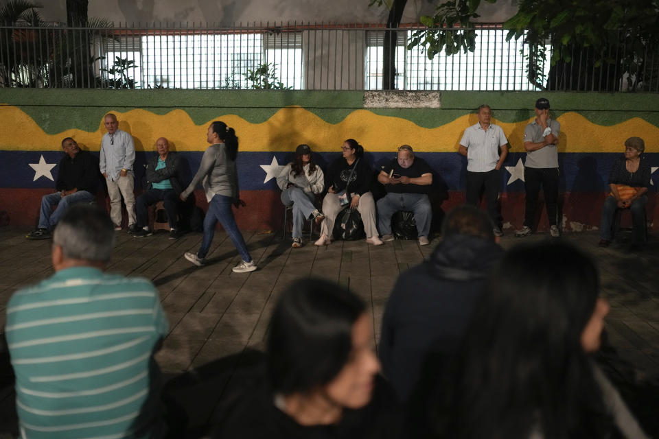 Los votantes hacen fila antes de la apertura de las urnas para las elecciones presidenciales en Caracas, Venezuela, el domingo 28 de julio de 2024. (AP Foto/Matías Delacroix)